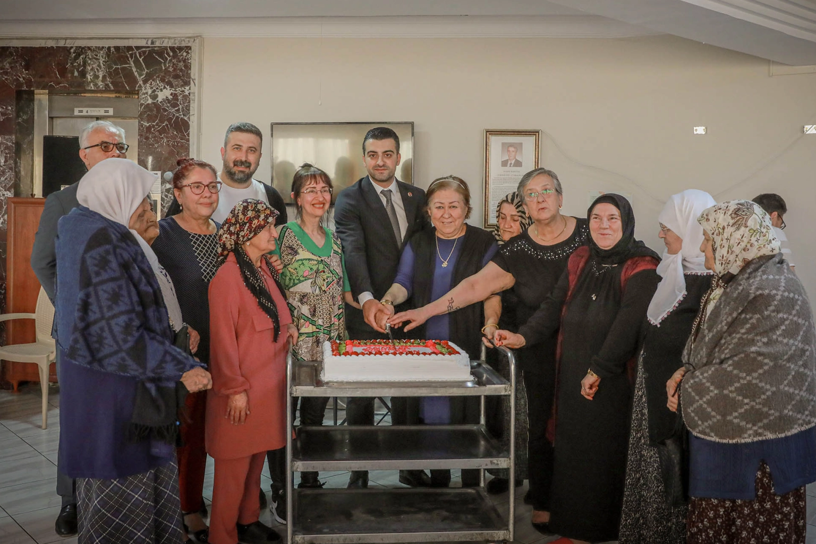 Ankara Keçiören'de huzurevi sakinlerine sürpriz ziyaret