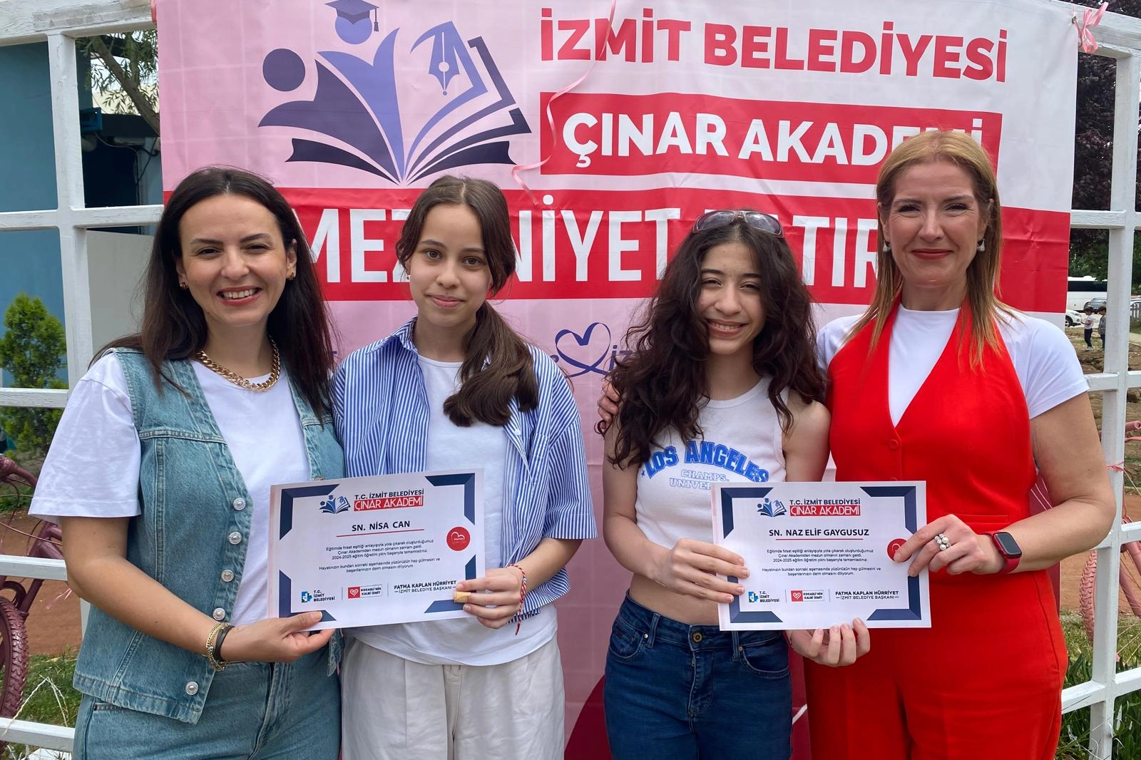 Kocaeli İzmit'te Çınar Akademi ilk mezunlarını verdi