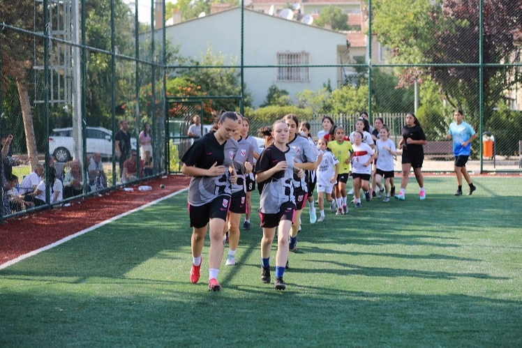 Başkentli kızlar sahaya indi