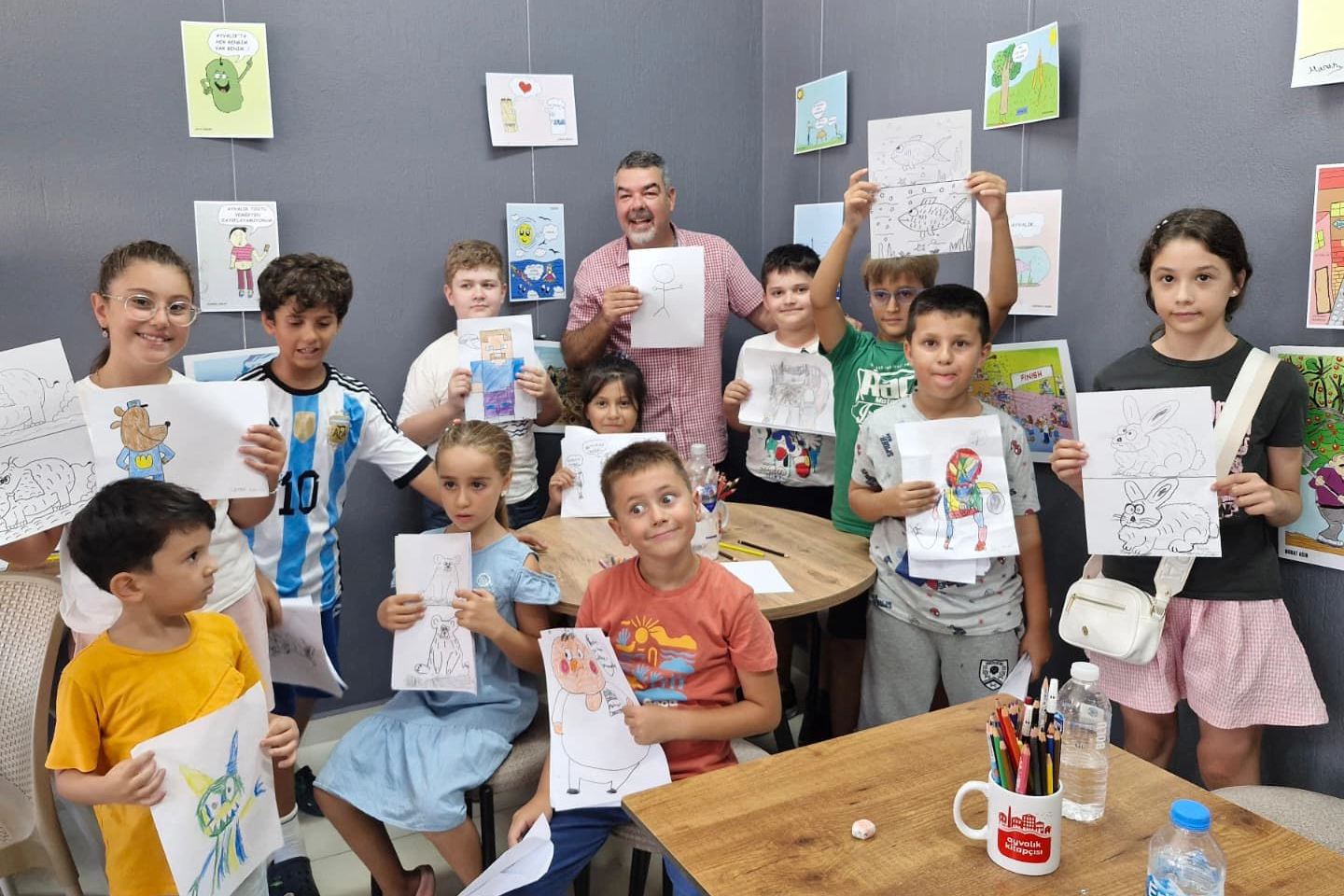 Ayvalık’ta minik sanatçılar karikatür atölyesinde buluştu